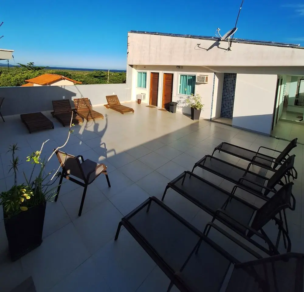 Terraço da pousada com espreguiçadeiras