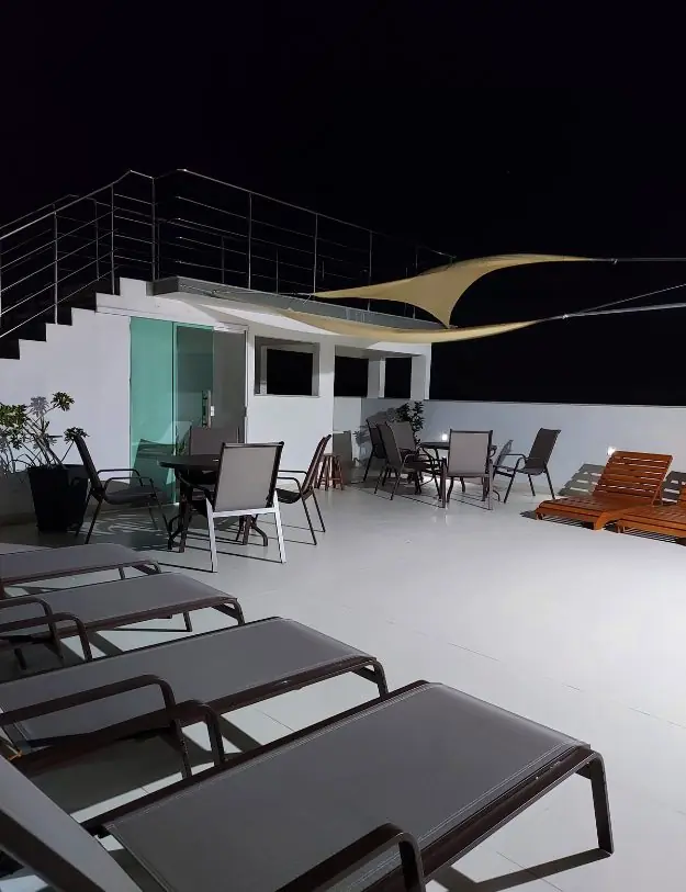 Terraço com espreguiçadeiras à noite