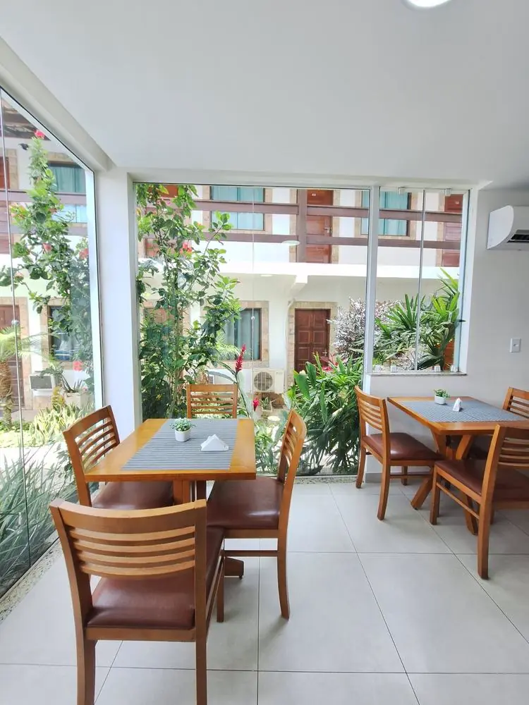 Salão de café da manhã com vista para o jardim