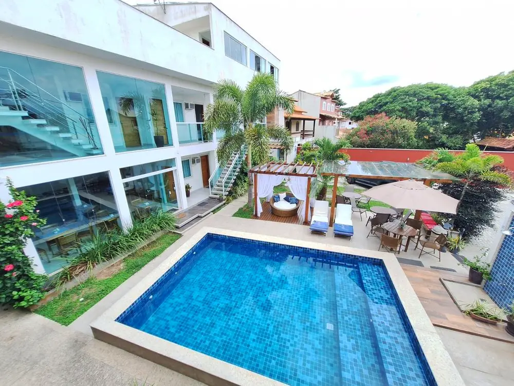 Vista de cima da piscina, do jardim e do pergolado