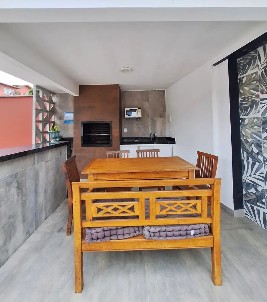 Espaço Gourmet com churrasqueira, mesa e bancada
