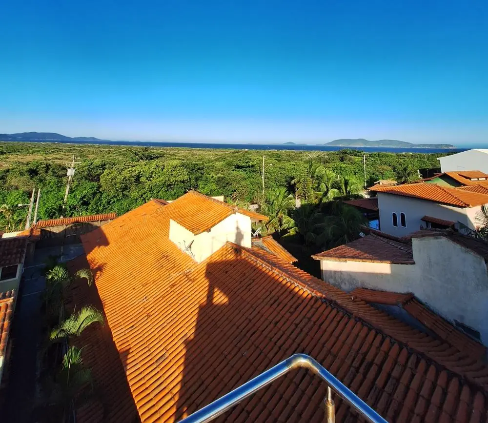 Vista do terraço da pousada para os telhados e o mar ao fundo