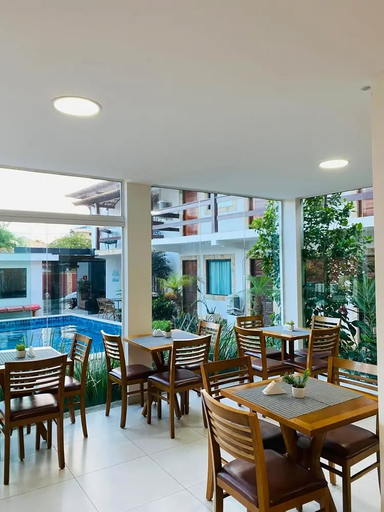 Salão de café da manhã com vista para a piscina