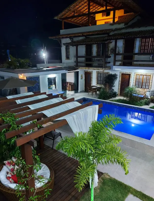 Piscina da pousada iluminada à noite