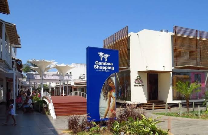 Entrada do Gamboa Shopping, na Rua dos Biquínis, em Cabo Frio