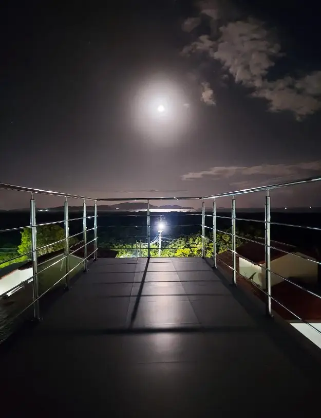 Terraço da pousada com vista noturna