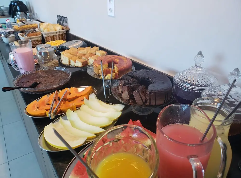 Mesa de café da manhã da pousada